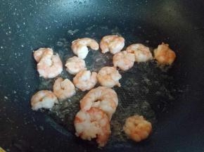 编炒至颜色变红，盛出备用。