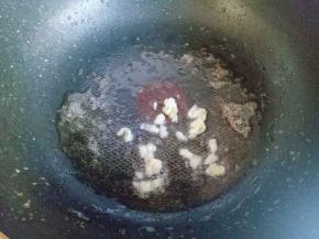 再起油锅，加入切碎的蒜编炒。