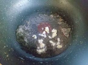 再起油锅，加入切碎的蒜编炒。