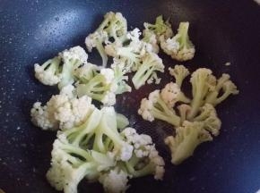 加入焯过水的花菜。