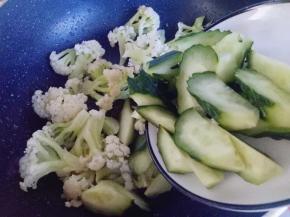 加入切好的黄瓜。