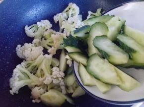 加入切好的黄瓜。