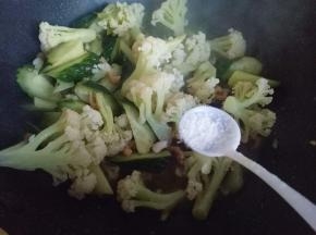 加入盐。（依个人口味放盐）