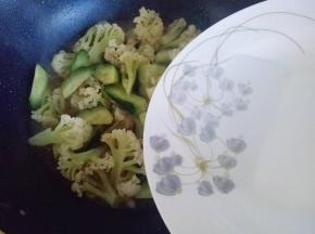 加入少量清水，烧开。