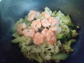 加入编炒过的虾仁，加入糖翻炒出锅。