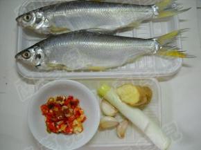 准备好刁子鱼、大葱、生姜、蒜。