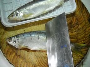 刁子鱼收拾干净，用刀在鱼身切出花刀（便于腌制入味）；抹上少许盐腌半小时。