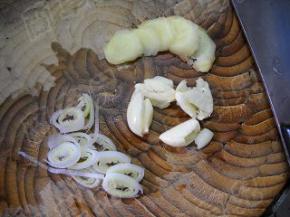 大葱、生姜、蒜瓣切好；淀粉用水调匀备用。