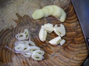 大葱、生姜、蒜瓣切好；淀粉用水调匀备用。