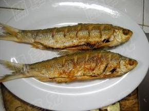 盛入盘中备用。