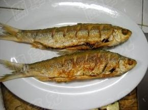 盛入盘中备用。