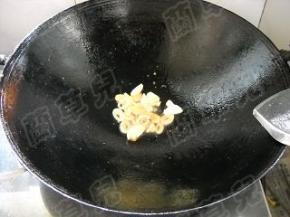 锅中余油，爆香大葱、蒜瓣。