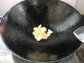 锅中余油，爆香大葱、蒜瓣。