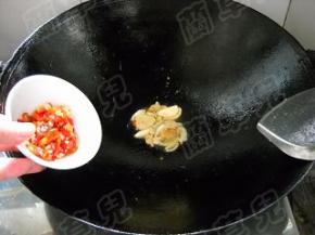 倒入红剁椒。