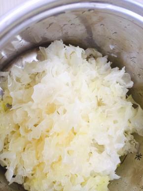 2. 泡发后的银耳用剪刀剪碎