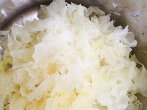 2. 泡发后的银耳用剪刀剪碎