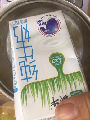 4. 倒入一盒牛奶