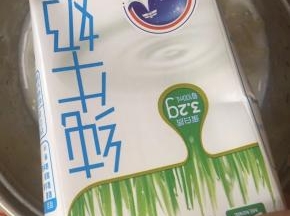 4. 倒入一盒牛奶