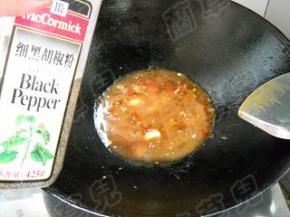 淋入适量冷水，加入胡椒粉。