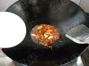 将淀粉水倒入锅中，勾薄芡。