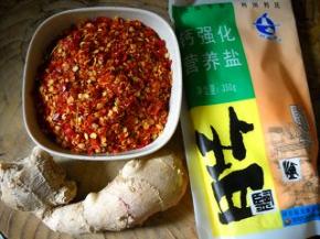 准备好干红椒、生姜和食盐。辣椒打成碎粒。