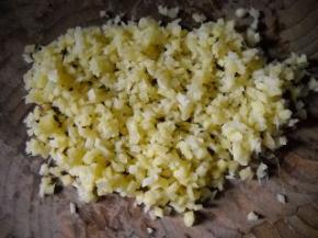 生姜去皮、洗净、切细末。