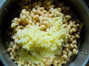 切好的生姜倒入豆子中。