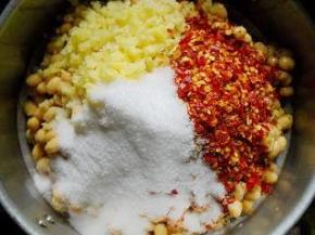 加入食盐、辣椒碎、生姜。