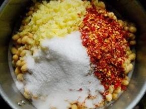 加入食盐、辣椒碎、生姜。