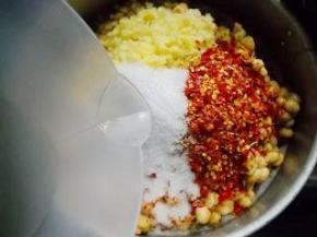 再加入腊白开水（腊月的水烧开摊凉）。