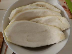 把剥下的柚子皮放在温盐水中浸泡20分钟。