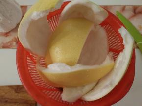 用牙刷刷洗表面并冲洗干净，沥干水分。