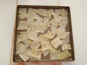 平摊在烤盘中，入烤箱150度烤20-30分钟左右，中间翻动几次，看到皮的水分烤干变脆就可以出炉了。