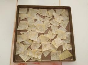 平摊在烤盘中，入烤箱150度烤20-30分钟左右，中间翻动几次，看到皮的水分烤干变脆就可以出炉了。