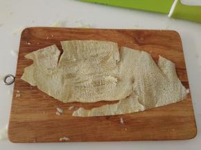 用刀削去白色的瓤，尽量削干净，只留黄色的皮部分。