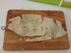 用刀削去白色的瓤，尽量削干净，只留黄色的皮部分。