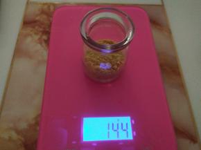 称一下柚子皮粉末的重量。