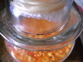 坛口密闭严实；坛边倒上水以保持密不透风。拌好的豆子进行二次发酵，10-20天后可开坛子食用。