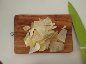 削好的皮切成小块。