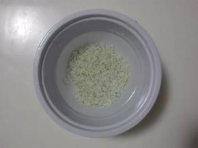 糯米洗净后用清水泡软。