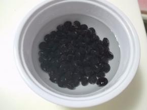 黑豆用清水浸泡8小时，捞出洗净。