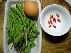 准备好嫩枸杞芽、鸡蛋。