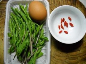 准备好嫩枸杞芽、鸡蛋。