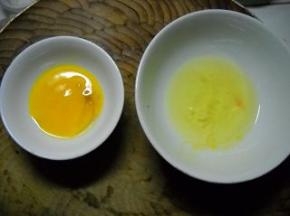 将鸡蛋的蛋清和蛋黄分离。