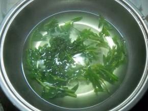 枸杞芽洗净，入开水中焯一会，捞起。