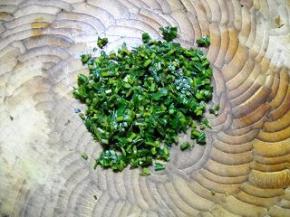 焯好的枸杞芽切碎。