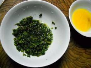 枸杞芽加入蛋白中，加少许盐，拌匀。