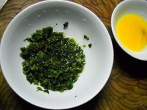 枸杞芽加入蛋白中，加少许盐，拌匀。