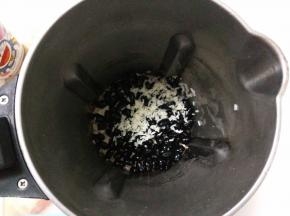 将黑豆和糯米放入全自动豆浆机中。