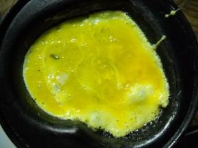 小煎锅烧热，滴几滴油，将蛋黄舀入煎一会。